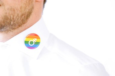 adam lgbt gökkuşağı pin yakın çekim görünümü