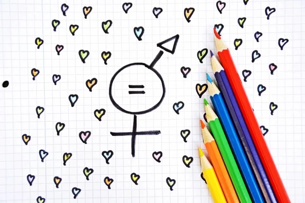 男女平等的标志 由各自的性别标志组成 并在画纸上画上心和彩色铅笔的火柴 男女代表 — 图库照片