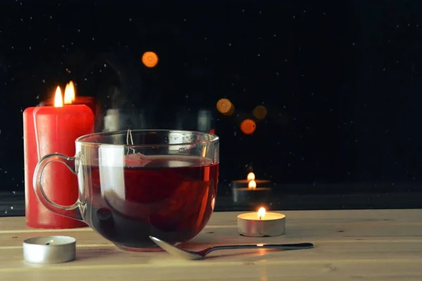 Велика Склянка Фруктового Чаю Стоїть Дерев Яному Підвіконні Вночі Перед — стокове фото