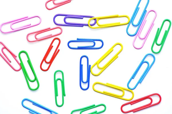 Verschillende Gekleurde Paperclips Liggen Een Wit Oppervlak Een Achtergrond Bestaande — Stockfoto