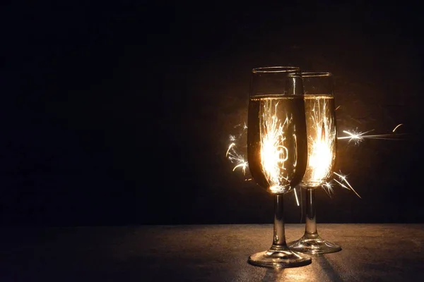 Duas Flautas Champanhe Cheias Estão Escuro Frente Sparkler Que Ilumina — Fotografia de Stock