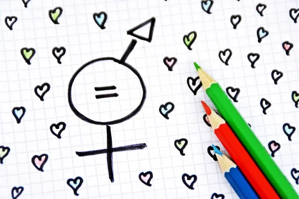 それぞれの性別の標識と描かれたシートに描かれたハートと色鉛筆との一致から成る男女の平等のためのサイン 平等男女が象徴的に表現 — ストック写真
