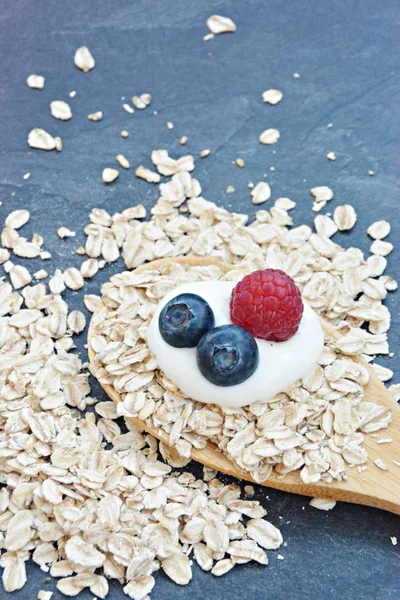 Concepto Cuchara Madera Para Desayuno Saludable Con Bayas Avena — Foto de Stock