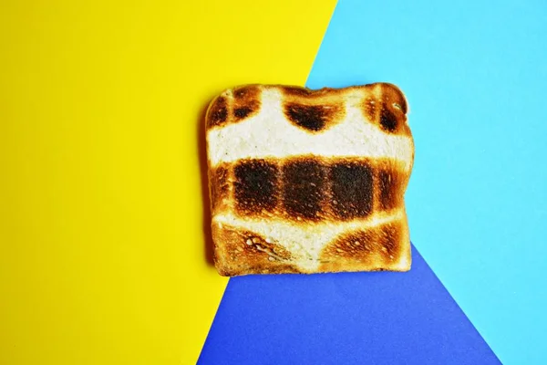 Toast Leży Kolorowej Powierzchni Toast Nie Jest Tosty Wszędzie Samo — Zdjęcie stockowe