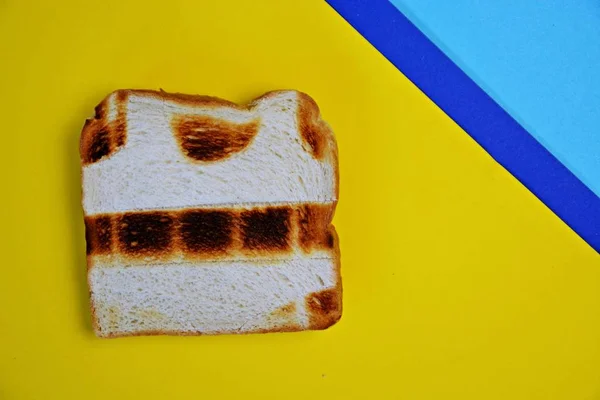 Toast Leży Kolorowej Powierzchni Toast Nie Jest Dokładnie Tosty Wszędzie — Zdjęcie stockowe
