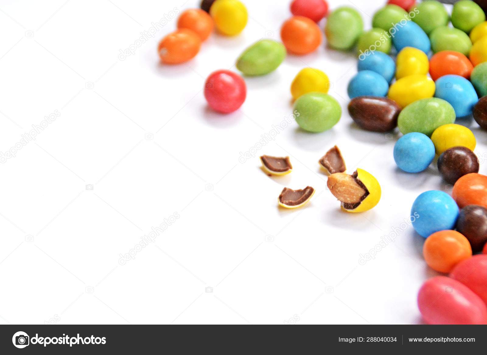 中间有花生的巧克力花生位于白色背景上有开放空间用于文本或其他元素由白色表面和五颜六色的巧克力扁豆组成的背景——图库图片©, image size:1600x1167