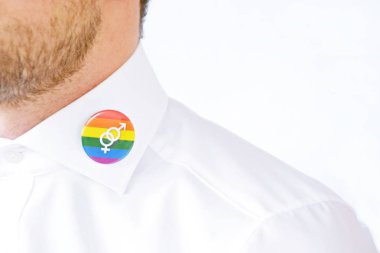 adam lgbt gökkuşağı pin yakın çekim görünümü