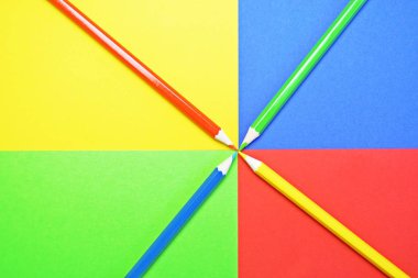 Dört farklı renkli boya kalemleri, kendilerini boya kaleminin rengine sahip dört seviyeye bir alanı bölmek-bölünmüş yüzey ve renkli kalemler ile bir kavram 