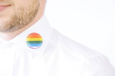 adam lgbt gökkuşağı pin yakın çekim görünümü