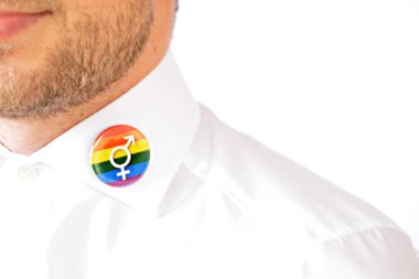 adam lgbt gökkuşağı pin yakın çekim görünümü