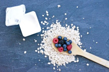 Çilek ve yulaf ezmesi ile sağlıklı bir kahvaltı için bir ahşap kaşık kavramı 