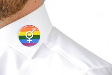 adam lgbt gökkuşağı pin yakın çekim görünümü