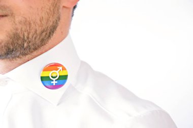 adam lgbt gökkuşağı pin yakın çekim görünümü