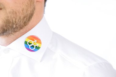 adam lgbt gökkuşağı pin yakın çekim görünümü