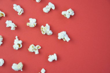 Patlamış mısır, yüzeyde birbirlerinden belirli bir mesafeden yatan patlamış mısır oluşan bir arka plan ile renkli bir yüzey-konsept üzerinde eşit olarak dağıtılır yatıyor 