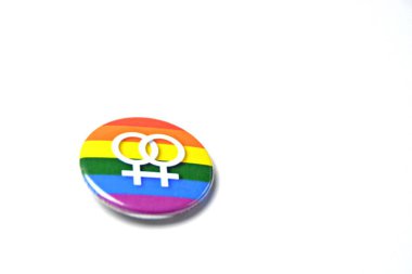 Transseksüellik işareti olan bir düğme beyaz bir arka planda yatıyor