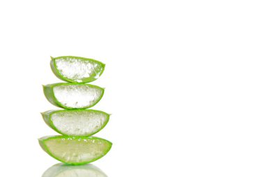 Dilimlenmiş Aloe Vera öğeleri veya metinler için boşluk ile beyaz bir yüzey üzerinde yatıyor