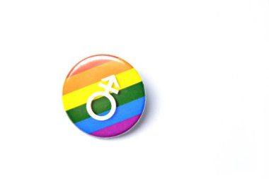 Transseksüellik işareti olan bir düğme beyaz bir arka planda yatıyor