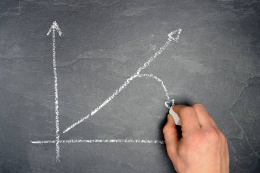 Koyu bir mermer yüzeyde sadece olumlu bir eğilim gösteren bir diyagram tebeşir ile çizilir. Bu durgunluk içine ekonomik dönüş için negatif-kavram içine düzeltildi 