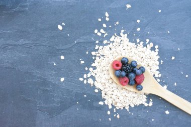 Çilek ve yulaf ezmesi ile sağlıklı bir kahvaltı için bir ahşap kaşık kavramı 