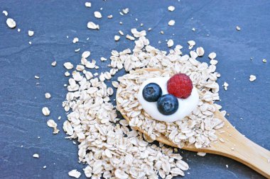 Çilek ve yulaf ezmesi ile sağlıklı bir kahvaltı için bir ahşap kaşık kavramı 