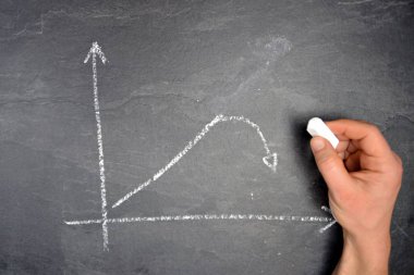 Koyu bir mermer yüzeyde sadece olumlu bir eğilim gösteren bir diyagram tebeşir ile çizilir. Bu durgunluk içine ekonomik dönüş için negatif-kavram içine düzeltildi 