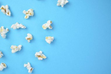 Patlamış mısır, yüzeyde birbirlerinden belirli bir mesafeden yatan patlamış mısır oluşan bir arka plan ile renkli bir yüzey-konsept üzerinde eşit olarak dağıtılır yatıyor 