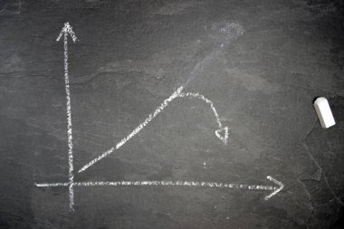 Koyu bir mermer yüzeyde sadece olumlu bir eğilim gösteren bir diyagram tebeşir ile çizilir. Bu durgunluk içine ekonomik dönüş için negatif-kavram içine düzeltildi 