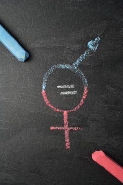 Karanlık bir mermer yüzeyde, erkek ve kadın sembolü farklı Chalks ve aralarında gerçek bir maç ile kaydedildi-erkek ve kadınların eşitlik için kavramı