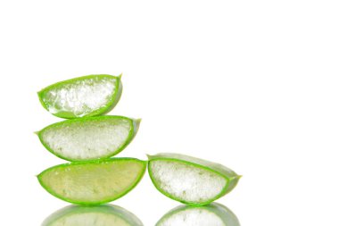 Dilimlenmiş Aloe Vera öğeleri veya metinler için boşluk ile beyaz bir yüzey üzerinde yatıyor