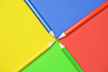 Dört farklı renkli boya kalemleri, kendilerini boya kaleminin rengine sahip dört seviyeye bir alanı bölmek-bölünmüş yüzey ve renkli kalemler ile bir kavram 