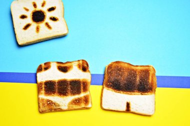 Üç tost renkli bir arka plan üzerinde yalan-bu tüm yüzey üzerinde kızartılmış değil ama Trunks ve bikini konturları ve güneş yanık kavramı bu dondurma ile sunulan gösterir 