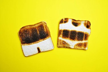 Üç tost renkli bir arka plan üzerinde yalan-bu tüm yüzey üzerinde kızartılmış değil ama Trunks ve bikini konturları ve güneş yanık kavramı bu dondurma ile sunulan gösterir 