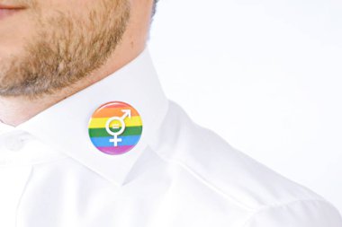 adam lgbt gökkuşağı pin yakın çekim görünümü