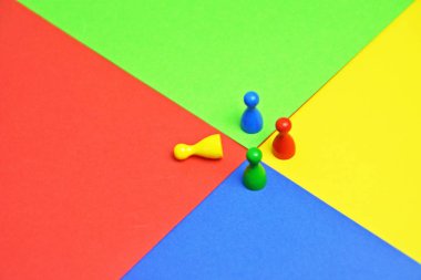 Farklı renkli küçük erkekler oyun figürleri, renkler ve bir takımın çeşitliliği temsil etmek için bu bir toplantı ile aynı renkli yüzey kavramı üzerinde stand 