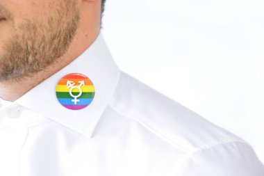 adam lgbt gökkuşağı pin yakın çekim görünümü