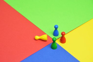 Farklı renkli küçük erkekler oyun figürleri, renkler ve bir takımın çeşitliliği temsil etmek için bu bir toplantı ile aynı renkli yüzey kavramı üzerinde stand -