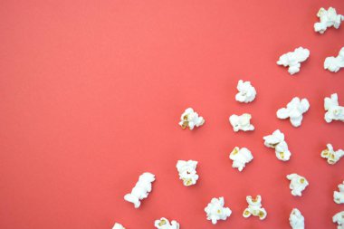 Patlamış mısır, yüzeyde birbirlerinden belirli bir mesafeden yatan patlamış mısır oluşan bir arka plan ile renkli bir yüzey-konsept üzerinde eşit olarak dağıtılır yatıyor 