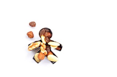 Bir yıldız şeklinde bir çerez kesici beyaz bir arka planda yatıyor ve metin veya nesneler için yer ile Noel şekilleri yumurta kabuğu zengin fındık ile farklı fındık ve kuru üzüm-kavramı ile doldurulur