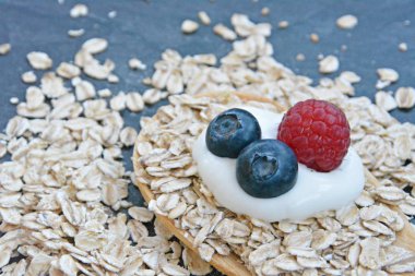 Çilek ve yulaf ezmesi ile sağlıklı bir kahvaltı için bir ahşap kaşık kavramı 