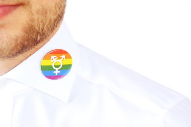 adam lgbt gökkuşağı pin yakın çekim görünümü