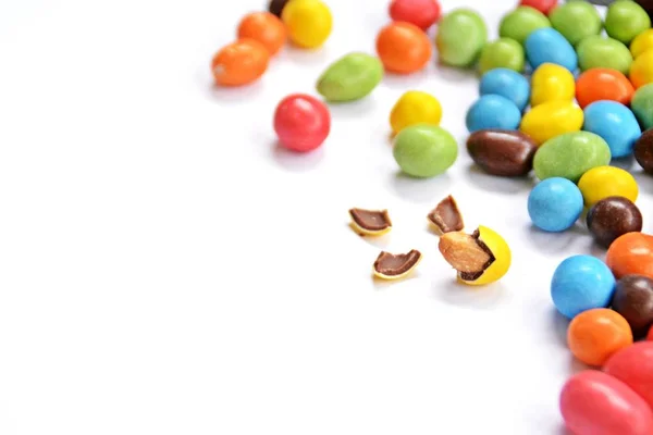 Chokolade Jordnødder Med Jordnødder Midten Ligger Hvid Baggrund Med Åbent - Stock-foto