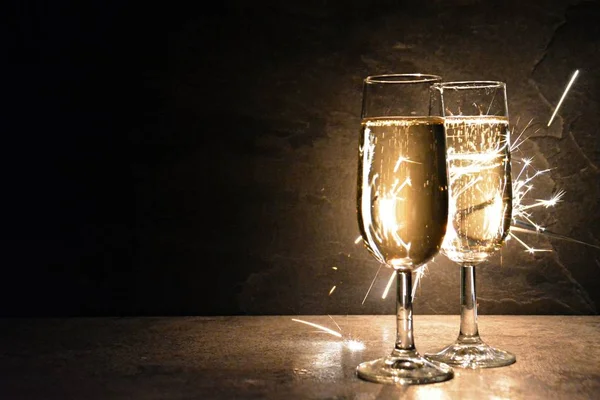 Deux Flûtes Champagne Remplies Tiennent Dans Obscurité Devant Scintillement Qui — Photo