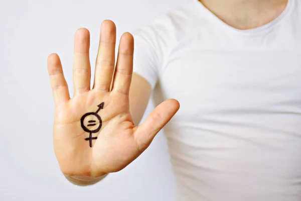 一个二十多岁的男人在手上画了一个性别平等的标志 并展示给镜头 一个要求男女平等的概念 — 图库照片