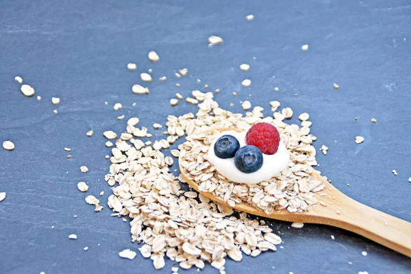 Concepto Cuchara Madera Para Desayuno Saludable Con Bayas Avena — Foto de Stock