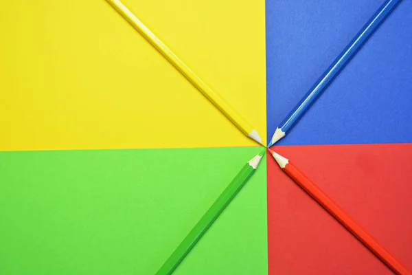 4つの異なる色のクレヨンは 自分自身がクレヨンの色を持っている4つのレベルに領域を分割 分割表面と色鉛筆を持つ概念 — ストック写真