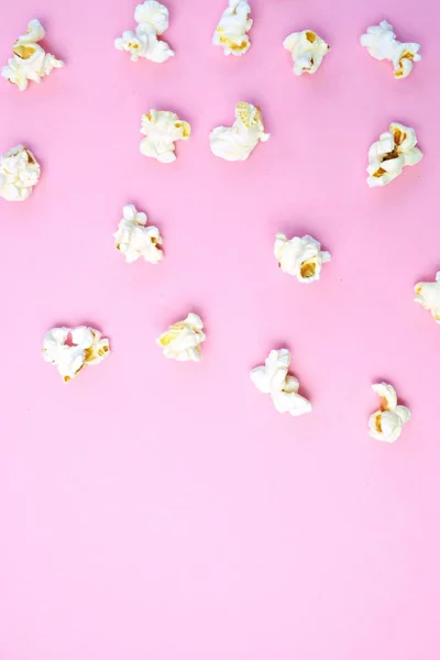 Popcorn Trova Uniformemente Distribuito Una Superficie Colorata Concetto Con Uno — Foto Stock