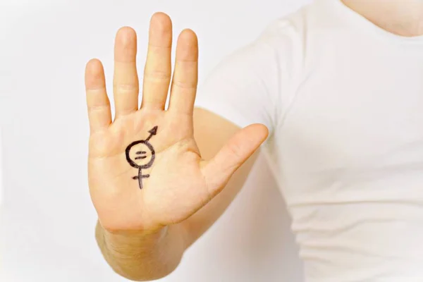 Człowiek Połowie Lat Dwudziedziesiątych Namalował Znak Równości Płci Ręku Pokazuje — Zdjęcie stockowe