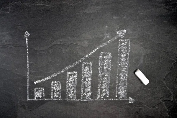 Egy Felkelés Diagram Fekete Márványfelületen Amelyet Kréta Koncepcióval Gazdasági Összefüggésekben — Stock Fotó