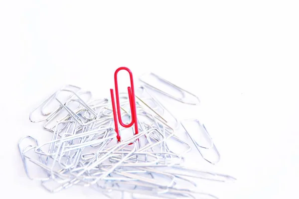 Een Rode Paperclip Staat Een Hoop Van Zilveren Onopvallend Paperclips — Stockfoto